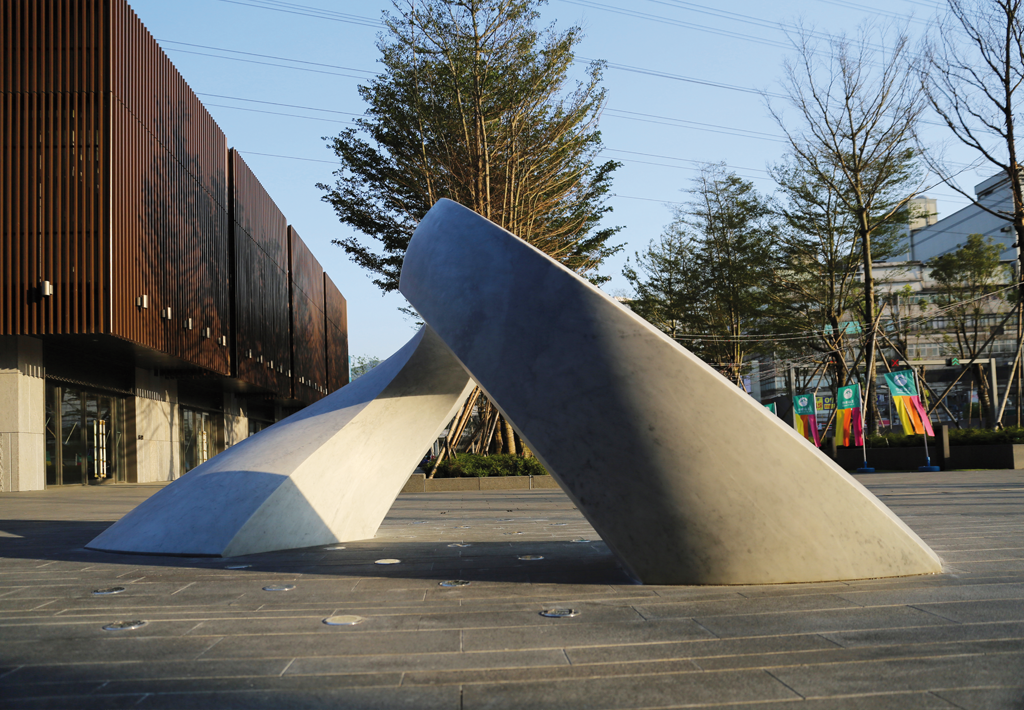 貝杜藝術代理藝術家薩璨如Cynthia Sah、尼古拉.貝杜Nicolas Bertoux,義大利卡拉拉大理石雕雕塑,大型公共藝術景觀藝術美術館雕刻典藏