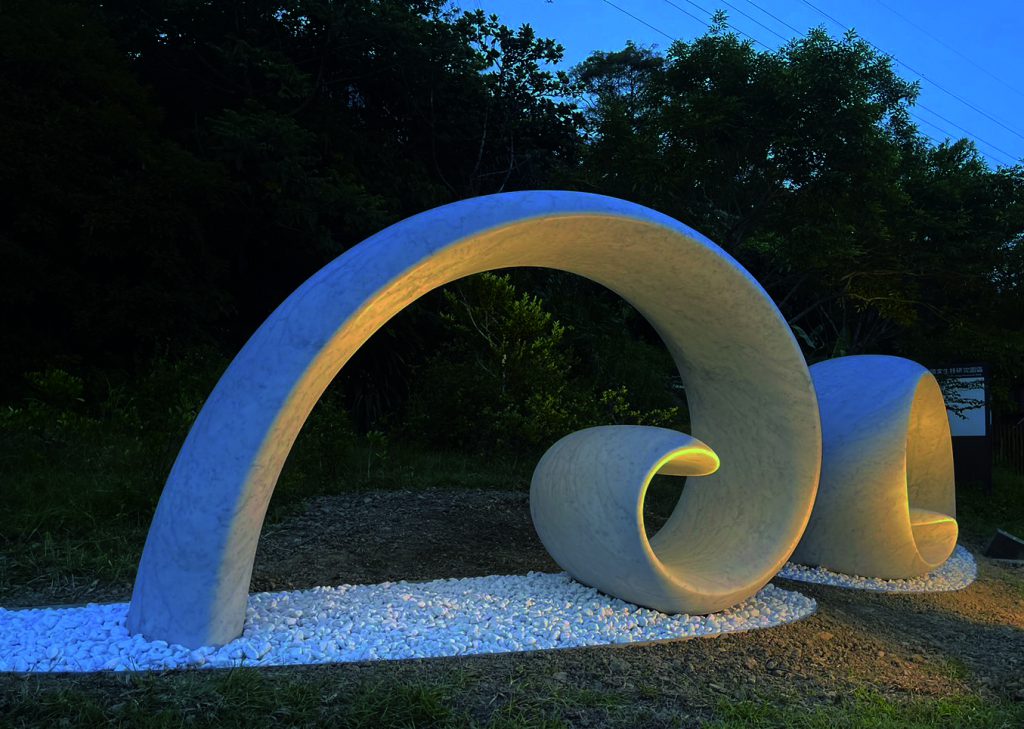 任自然 GOLDEN SPIRALS 貝杜藝術代理藝術家薩璨如Cynthia Sah、尼古拉．貝杜Nicolas Bertoux，義大利卡拉拉大理石雕雕塑，大型公共藝術景觀藝術美術館雕刻典藏