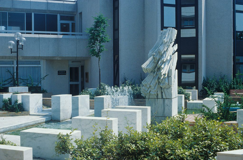 噴泉 SPRING 貝杜藝術代理藝術家薩璨如Cynthia Sah、尼古拉．貝杜Nicolas Bertoux，義大利卡拉拉大理石雕雕塑，大型公共藝術景觀藝術美術館雕刻典藏