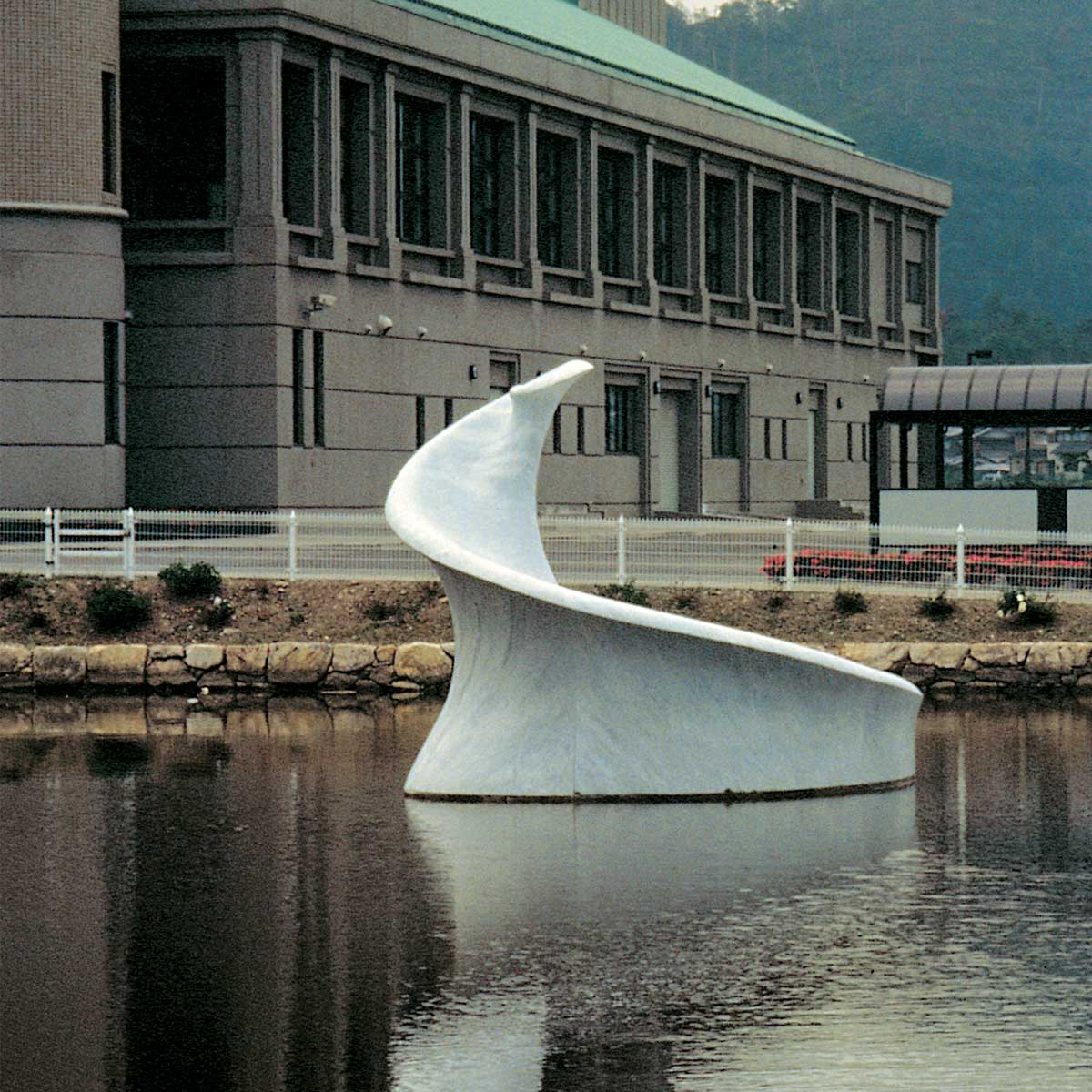 水精靈 WATER FAIRY 貝杜藝術代理藝術家薩璨如Cynthia Sah、尼古拉．貝杜Nicolas Bertoux，義大利卡拉拉大理石雕雕塑，大型公共藝術景觀藝術美術館雕刻典藏