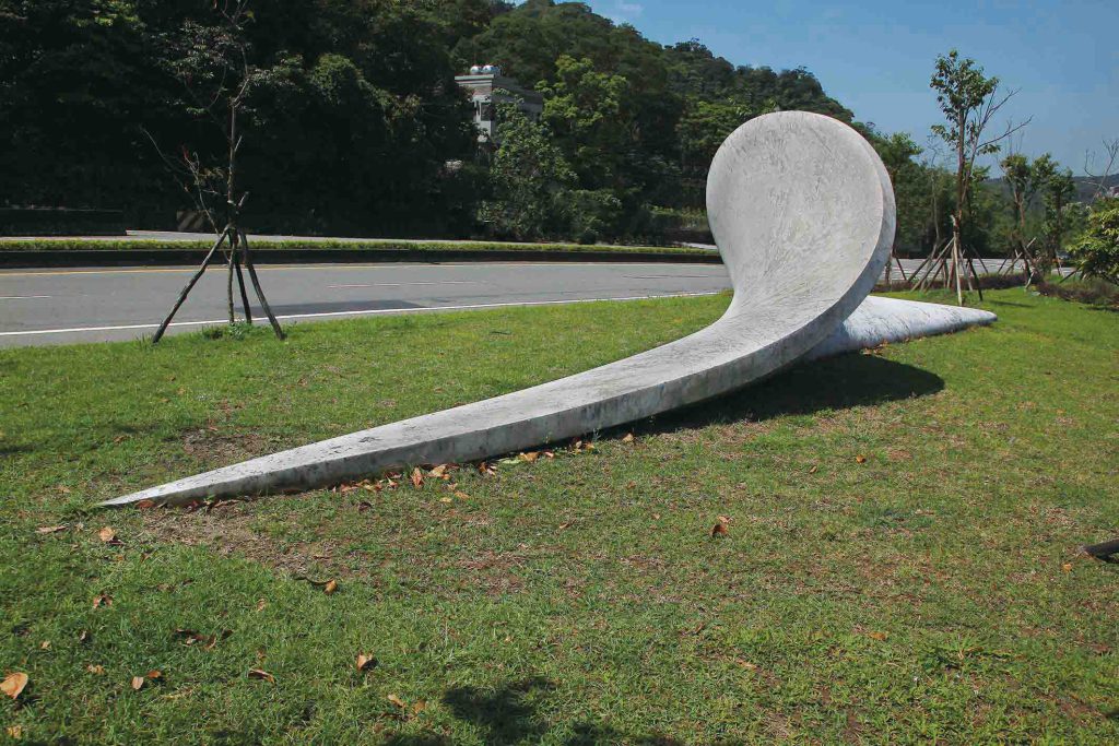 時空漂鳥 MOEBIUS 貝杜藝術代理藝術家薩璨如Cynthia Sah、尼古拉．貝杜Nicolas Bertoux，義大利卡拉拉大理石雕雕塑，大型公共藝術景觀藝術美術館雕刻典藏