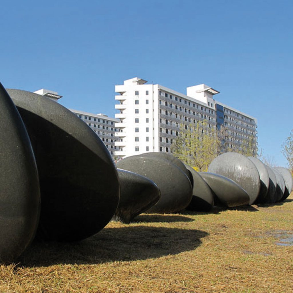 智識之源 WHEELS OF KNOWLEDGE 貝杜藝術代理藝術家薩璨如Cynthia Sah、尼古拉．貝杜Nicolas Bertoux，義大利卡拉拉大理石雕雕塑，大型公共藝術景觀藝術美術館雕刻典藏