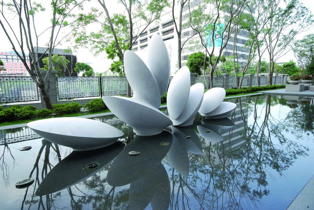 起舞!葉影 DANCING LEAVES 貝杜藝術代理藝術家薩璨如Cynthia Sah、尼古拉．貝杜Nicolas Bertoux，義大利卡拉拉大理石雕雕塑，大型公共藝術景觀藝術美術館雕刻典藏