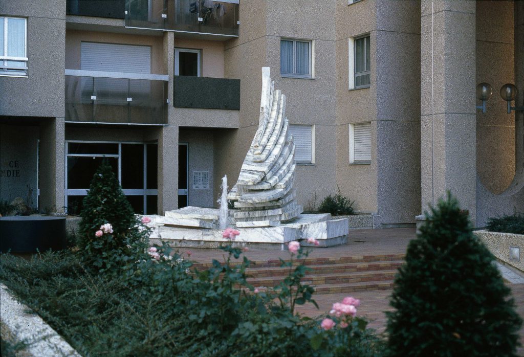 千葉泉 MILLEFEUILLES 貝杜藝術代理藝術家薩璨如Cynthia Sah、尼古拉．貝杜Nicolas Bertoux，義大利卡拉拉大理石雕雕塑，大型公共藝術景觀藝術美術館雕刻典藏