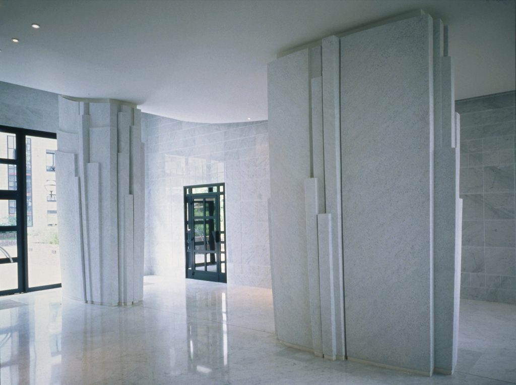 雙柱 TWO PILARS 貝杜藝術代理藝術家薩璨如Cynthia Sah、尼古拉．貝杜Nicolas Bertoux，義大利卡拉拉大理石雕雕塑，大型公共藝術景觀藝術美術館雕刻典藏