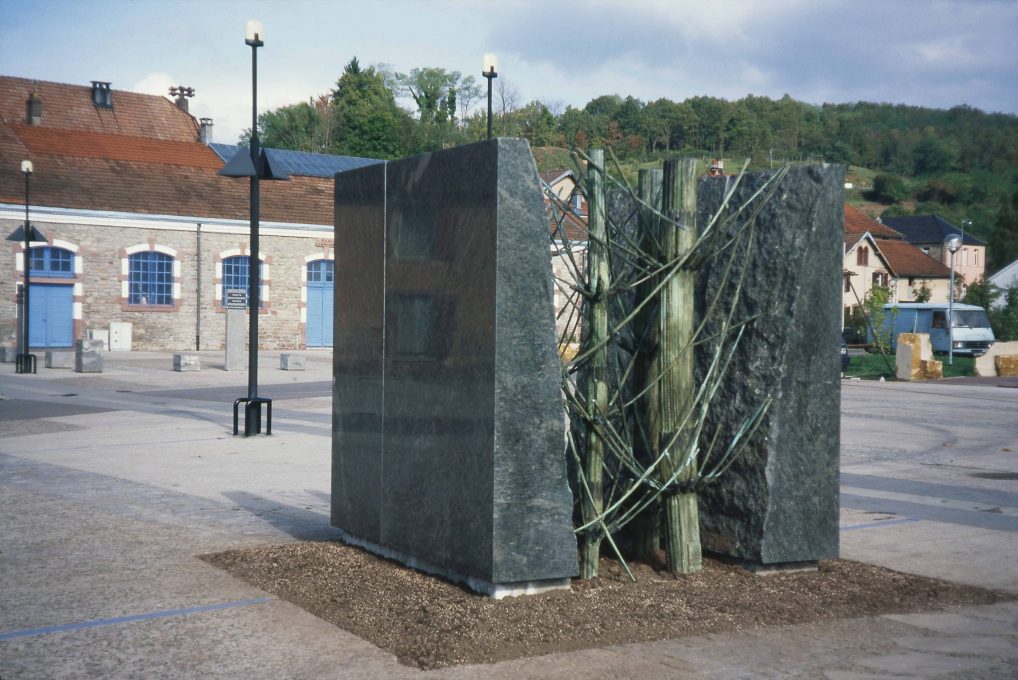 馬尾草立方 HORSETAIL CUBE 貝杜藝術代理藝術家薩璨如Cynthia Sah、尼古拉．貝杜Nicolas Bertoux，義大利卡拉拉大理石雕雕塑，大型公共藝術景觀藝術美術館雕刻典藏