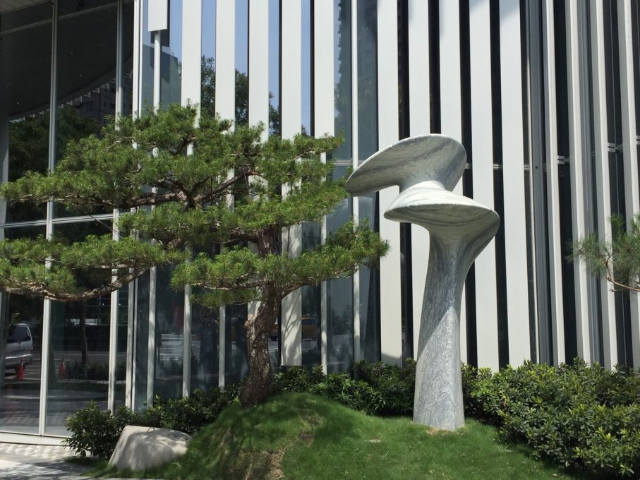 擎松 PINE TREE 貝杜藝術代理藝術家薩璨如Cynthia Sah、尼古拉．貝杜Nicolas Bertoux，義大利卡拉拉大理石雕雕塑，大型公共藝術景觀藝術美術館雕刻典藏